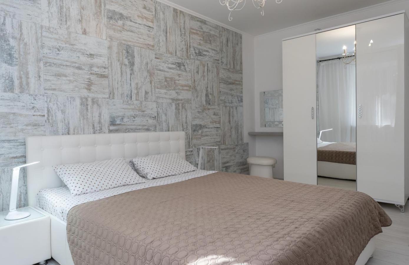 Flat 24 On Lesi Ukrainki 12 With 1 Bedroom Kiev Eksteriør bilde